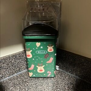 Bella Green Holiday-Themed popcorn maker